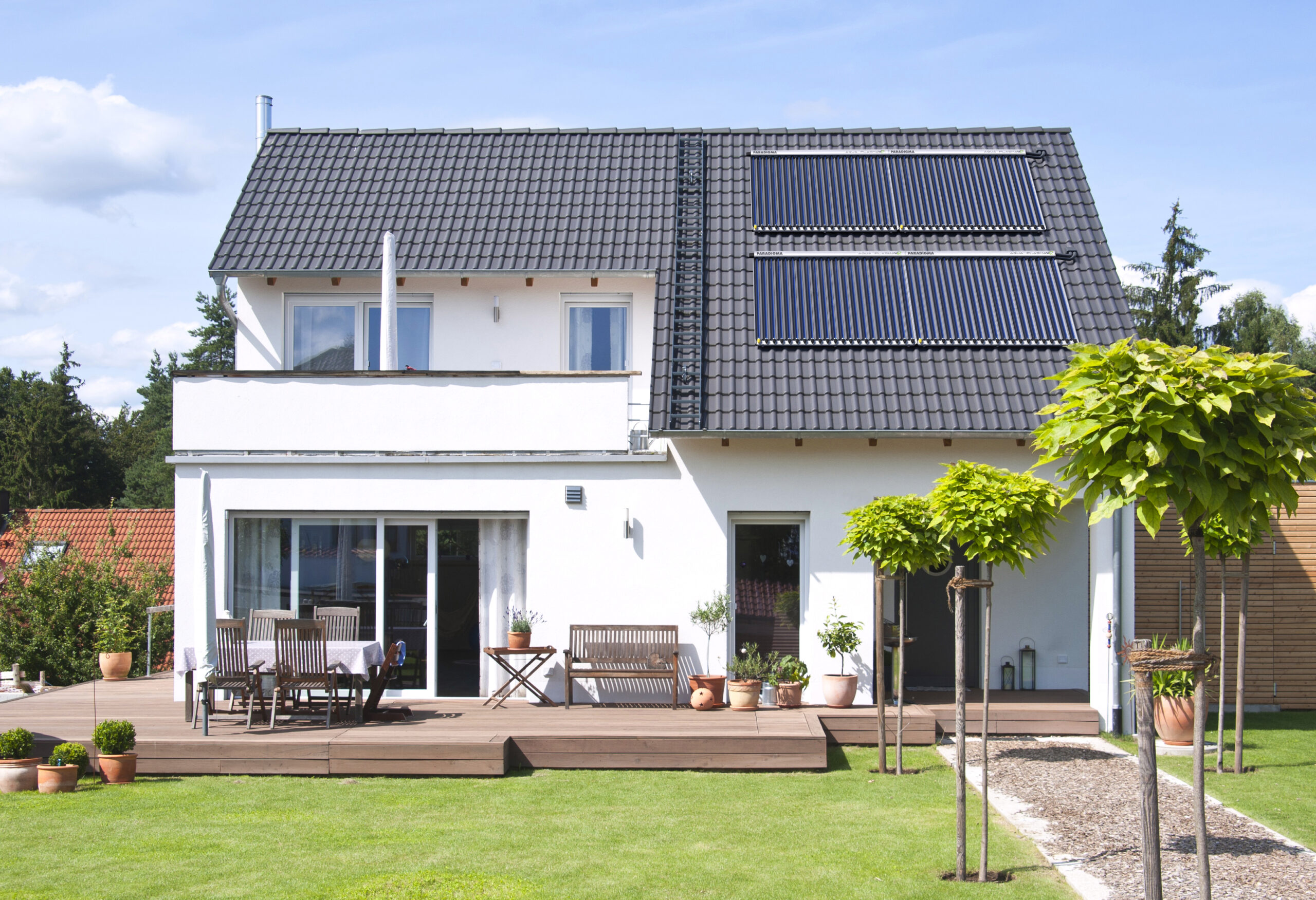 Haus mit Solarthermieanlage auf dem Dach