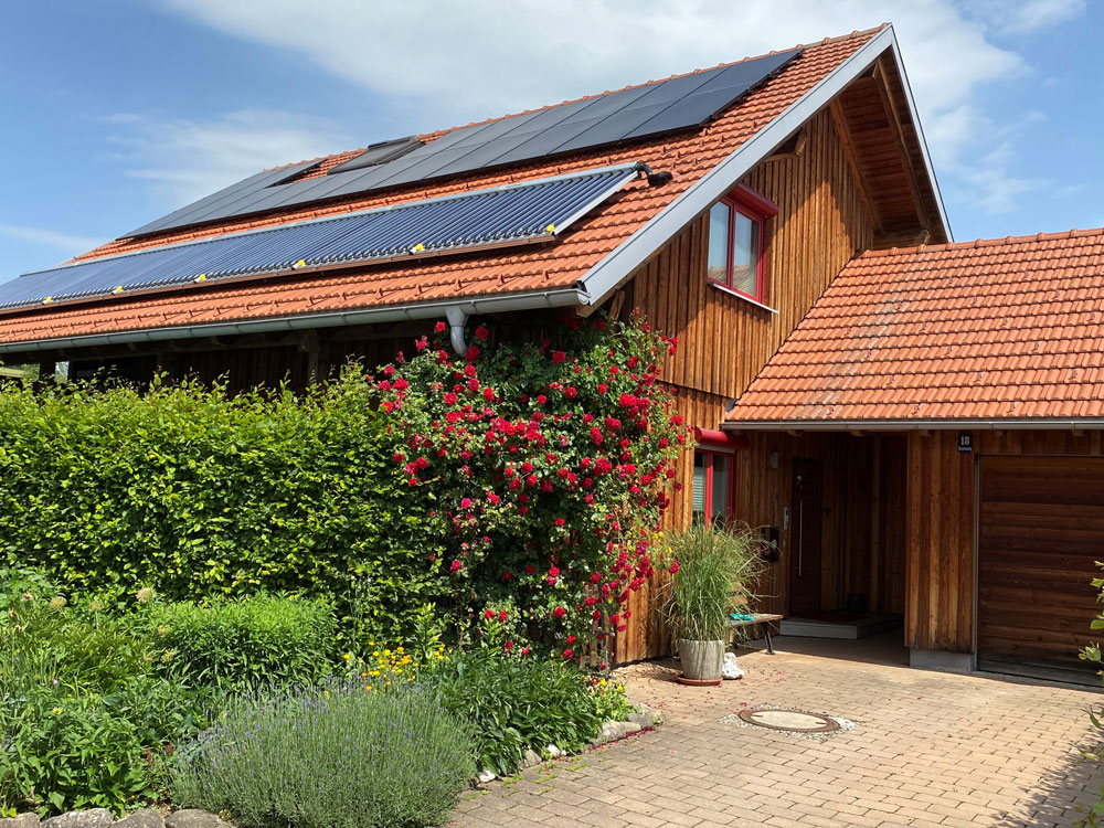 Haus mit Photovoltaik und Solarthermie Anlage von der Marke Paradigma auf dem Dach 
