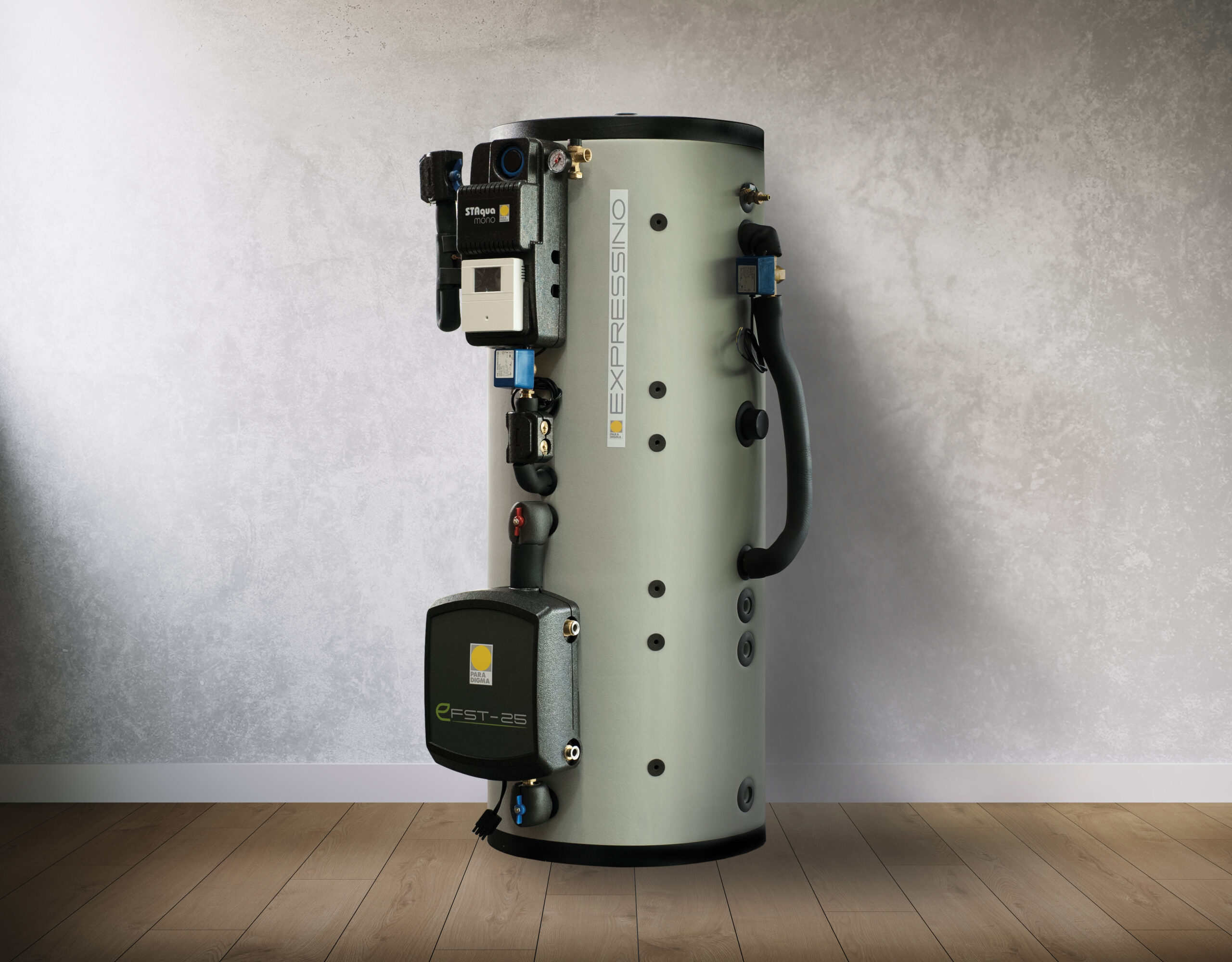 Frischwasserspeicher EXPRESSINO von der Marke Paradigma in einem Keller vor der Wand 